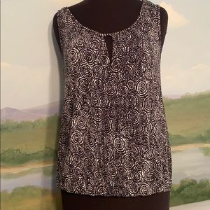 Max Studio circle pattern top with keyhole opening